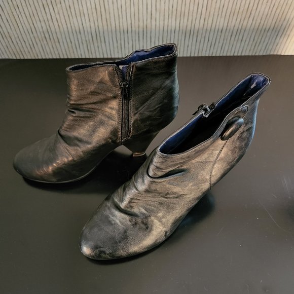 Black Side Zip Booties Size 9 - Picture 1 of 3